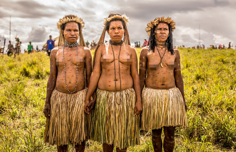 印尼达尼部落男性不穿内裤 着装独特