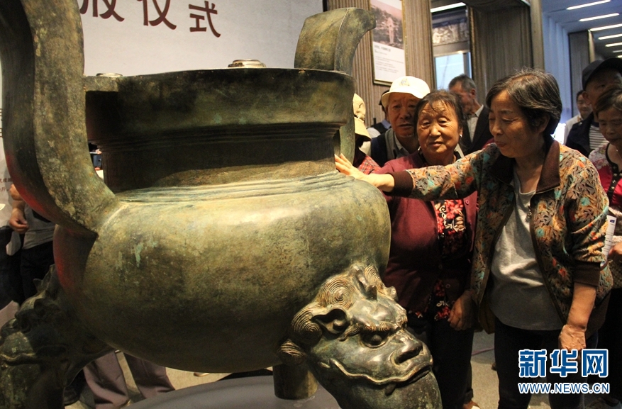 清代“天施大爐”亮相雲南省博物館 觀眾可零距離觀賞觸摸