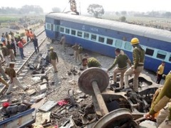 印度列车脱轨已致120人死超200人伤 救援仍持续