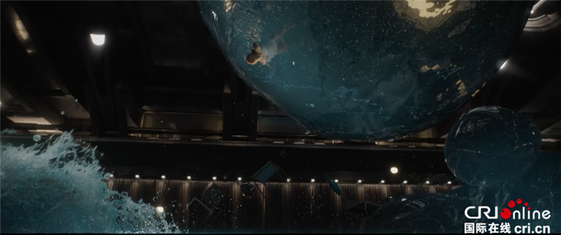 《太空旅客》詹妮弗·劳伦斯泳装亮相 失重视觉令人窒息