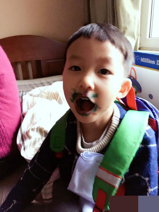 实力坑妈！姚晨儿子土豆脸部成彩盘