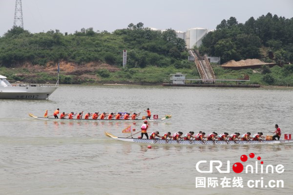 【唐已審】【原創】【焦點圖】【移動端焦點圖】【八桂大地】【貴港】貴港平南上演龍舟激情 引八方來客共享體育盛宴