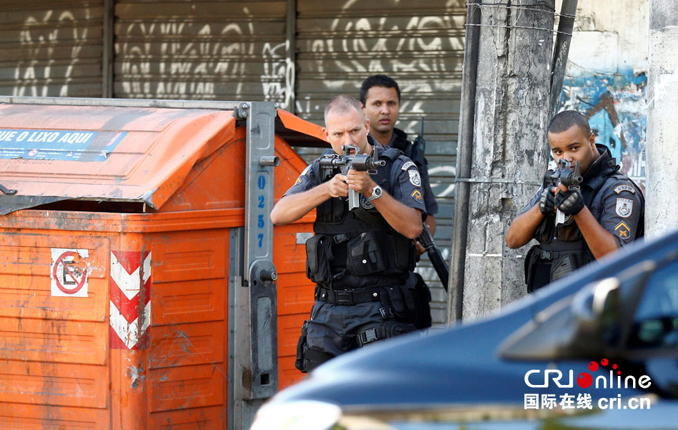 巴西警方针对里约贫民窟展开禁毒行动(组图)