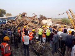 印度火车脱轨死亡人数升至133 180多人受伤