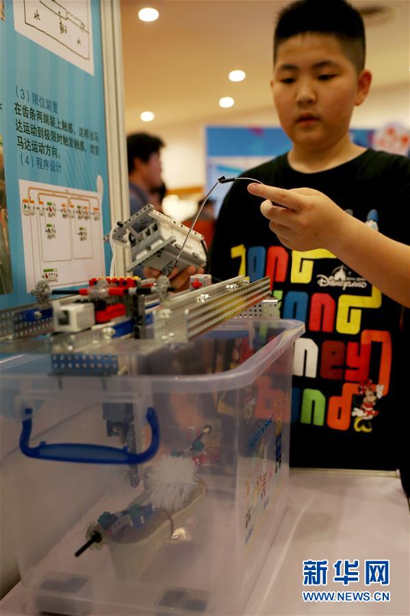 上海举办青少年科技节