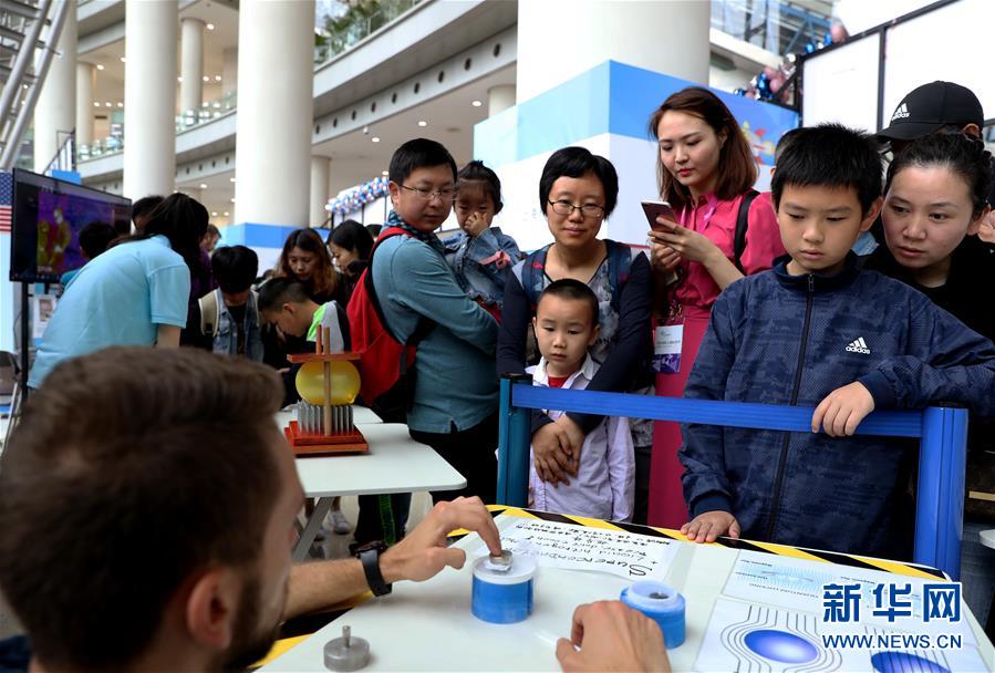 上海举办青少年科技节