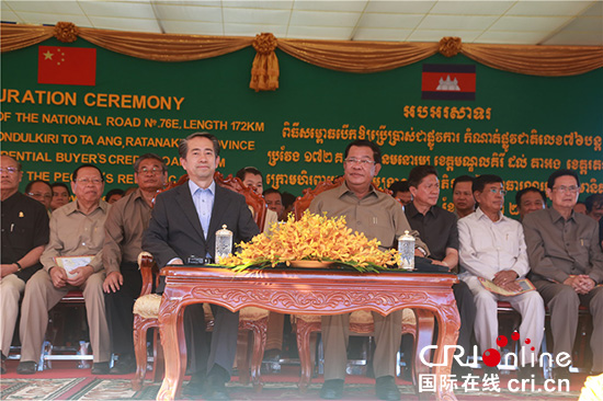 中国驻柬大使熊波(左)和柬埔寨首相洪森出席通车仪式