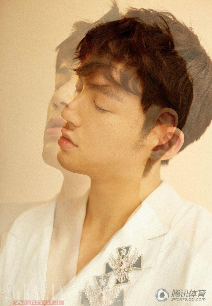 高清:董力拍大片变魅惑男 赤膊上阵胸肌抢镜 高清:董力拍大片变魅惑男 赤膊上阵胸肌抢镜