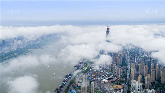 云雾绕江城
