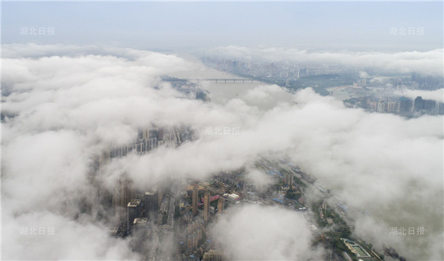 云雾绕江城