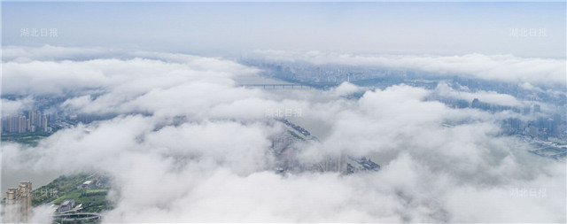 雲霧繞江城