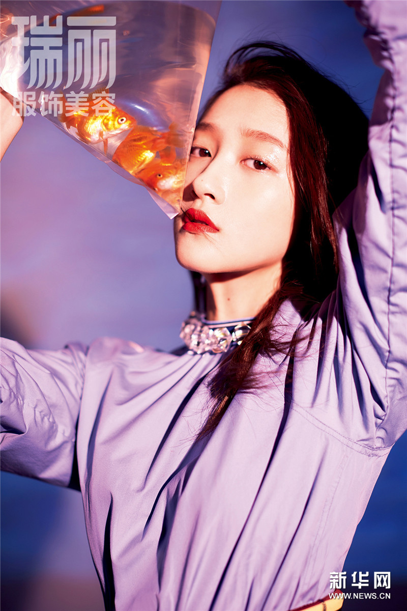 近日,关晓彤登某杂志封面.