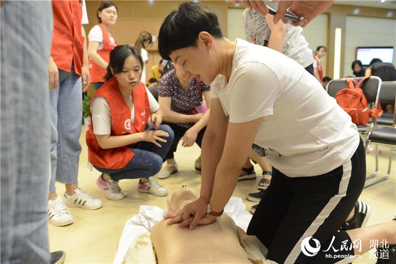 应对夏日“高温病” 百名市民免费学“急救”