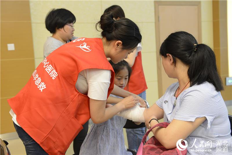 应对夏日“高温病” 百名市民免费学“急救”