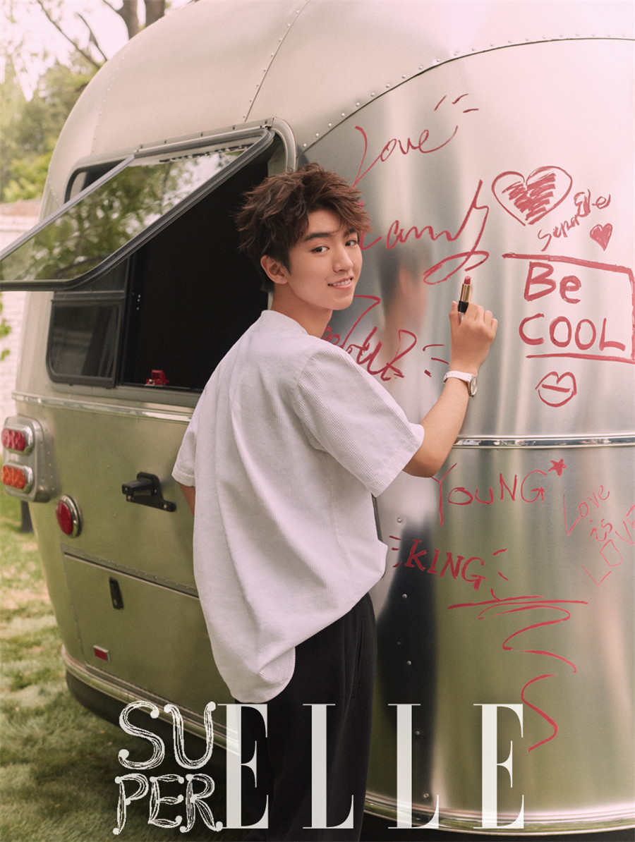 王俊凯连登杂志封面 重释青春未竟之旅