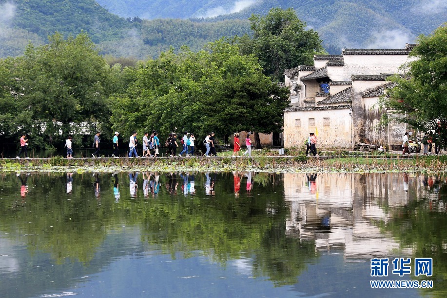 安徽：水墨映宏村 人在畫中游