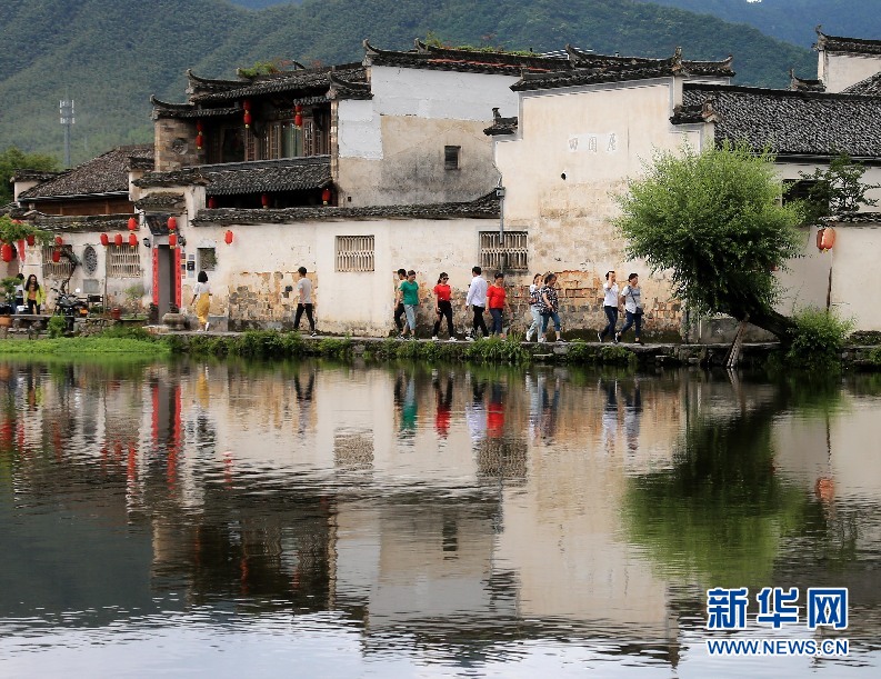 安徽：水墨映宏村 人在畫中游