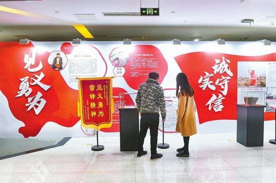 （轉載）成都道德模範展成市民關注熱點