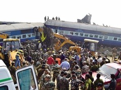 印度列车脱轨致至少142死 铁路发展滞后隐患多