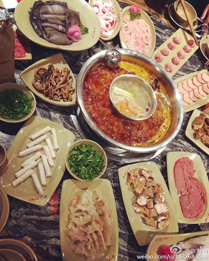 张若昀张静初火袭重庆 晒火锅自拍庆祝新片