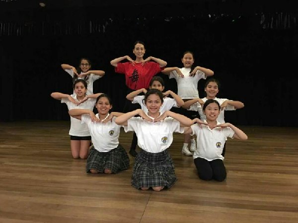 为迎接彭丽媛到访排演中国舞蹈的教师杨小曼的故事