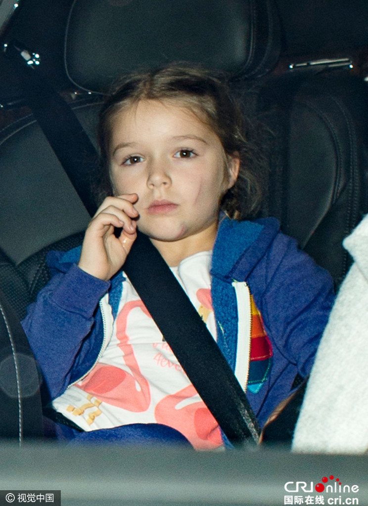 贝克汉姆(harper seven beckham)和妈妈现身车内被拍,5岁大的贝小七穿
