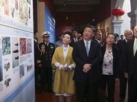 习近平和彭丽媛同秘鲁总统库琴斯基夫妇共同出席中拉文化交流年闭幕式并参观“天涯若比邻－华夏瑰宝展”
