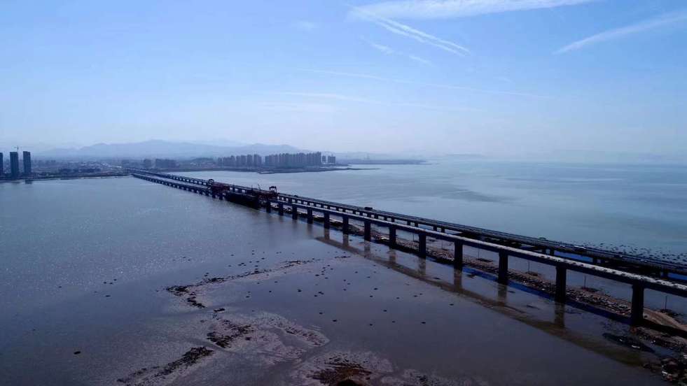 胶州湾跨海铁路大桥顺利合龙 青连铁路将年底通车