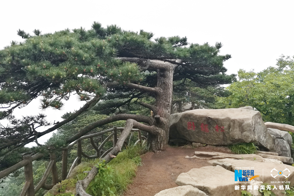 航拍湖北罗田薄刀峰 云雾缭绕如梦似幻