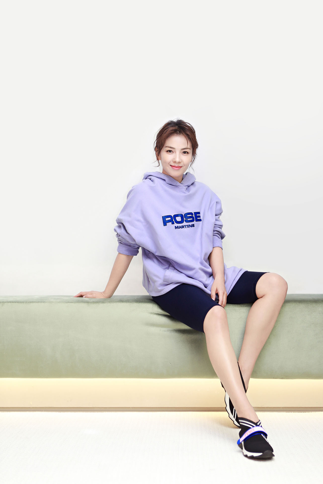 刘涛粉紫系夏装出街清新俏皮灯笼袖运动风吸睛