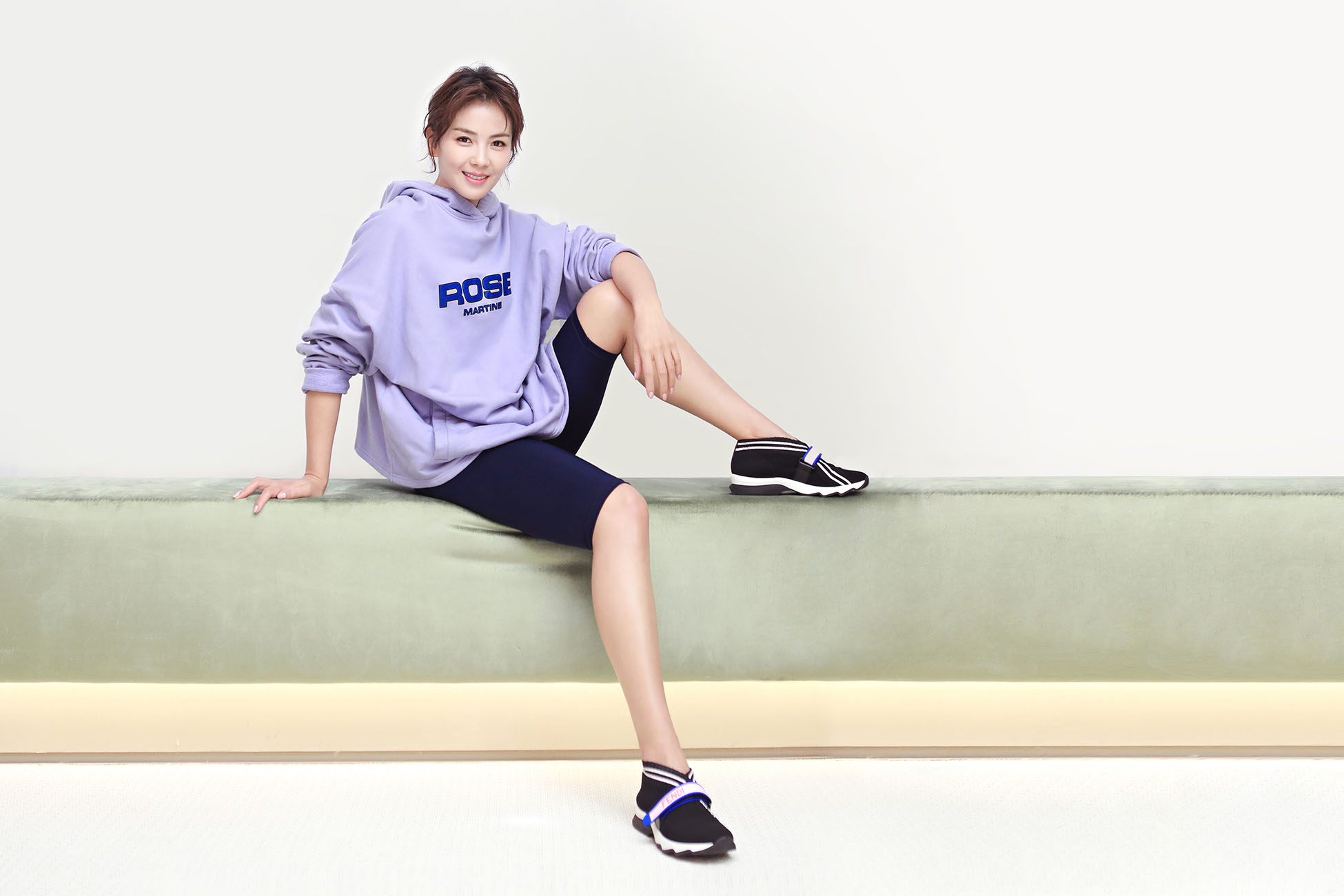 刘涛粉紫系夏装出街清新俏皮灯笼袖运动风吸睛