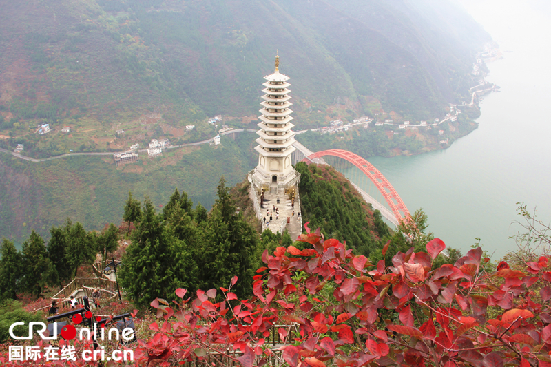 （無邊欄）【CRI專稿 列表】重慶巫山文峰景區：賞高峽平湖紅葉之美