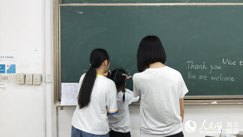 武汉高校“爱心助教”暖人心