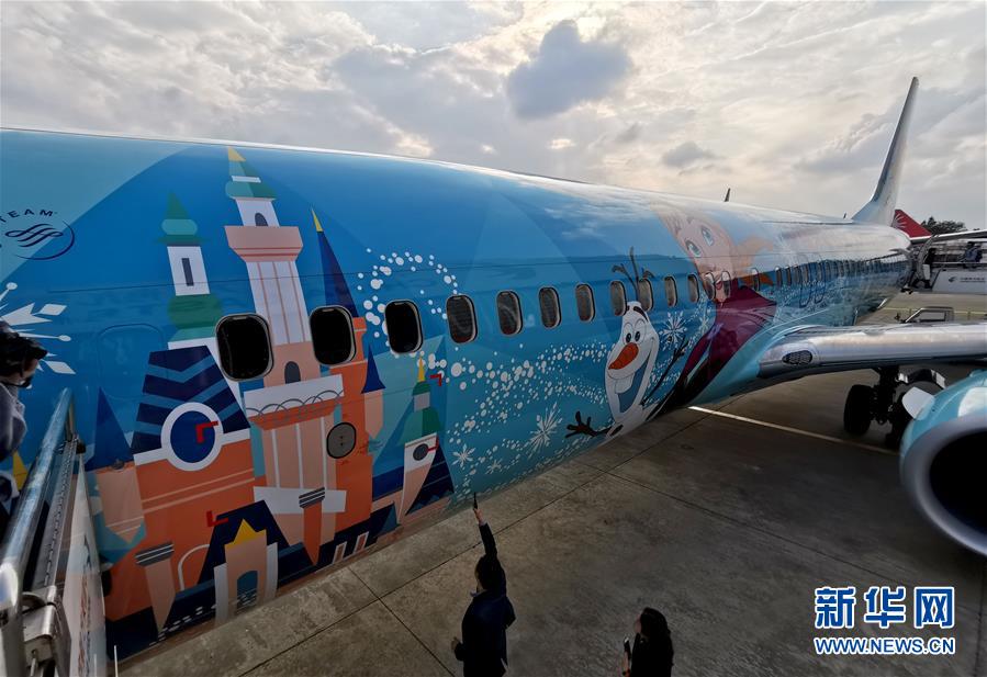 “冰雪·奇緣號”主題彩繪飛機亮相上海