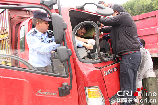 【法制安全】重慶石柱：貨車相撞司機被困 警民齊心施救