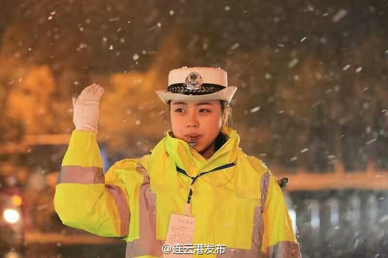 连云港最美女交警雪中坚守岗位