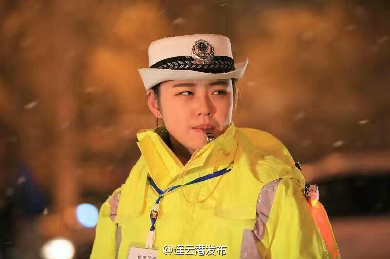 连云港最美女交警雪中坚守岗位