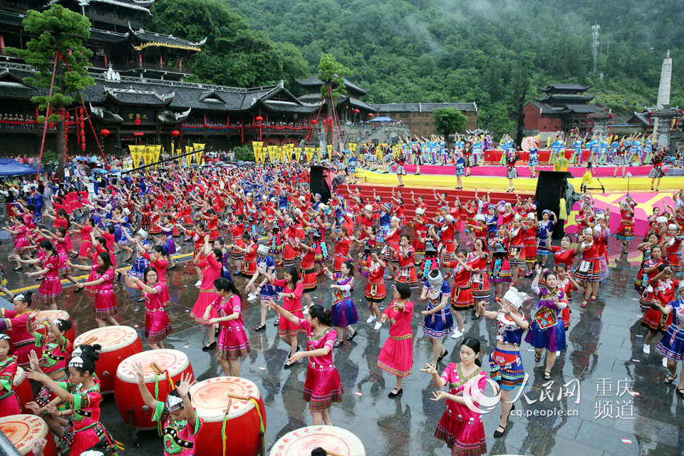 重庆彭水：万人同跳踩花山