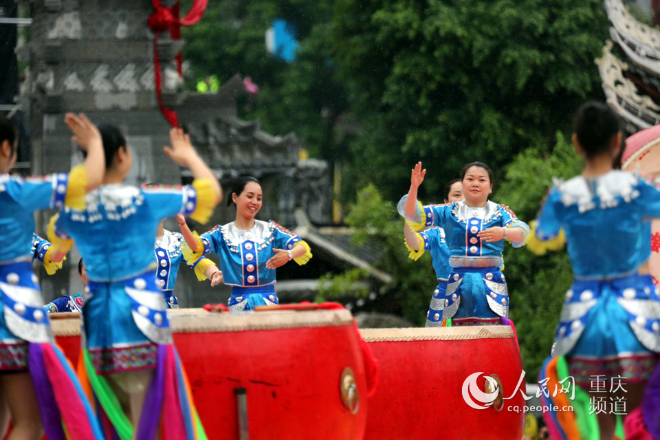 重庆彭水：万人同跳踩花山