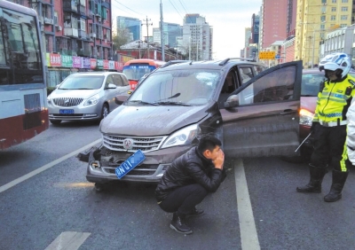 面包车金台路连撞三车交警砸碎车窗逼出司机