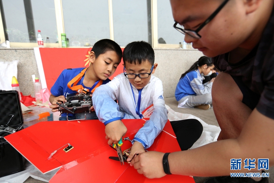 河南：航空模型賽 少年展風采