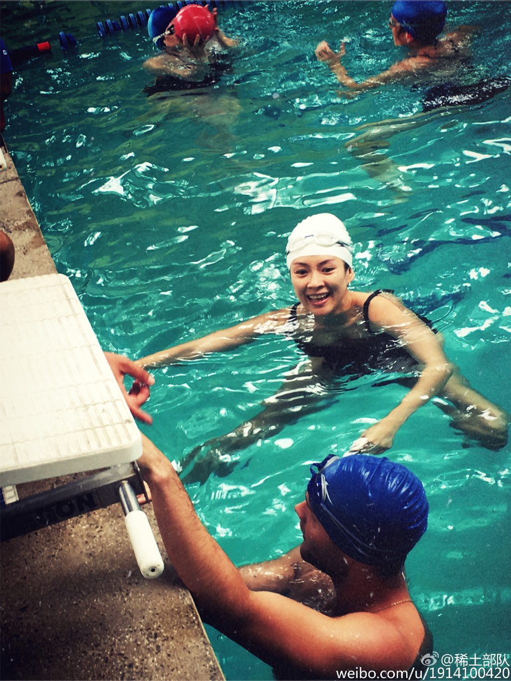 爱女狂魔章子怡也经常晒泳池照.