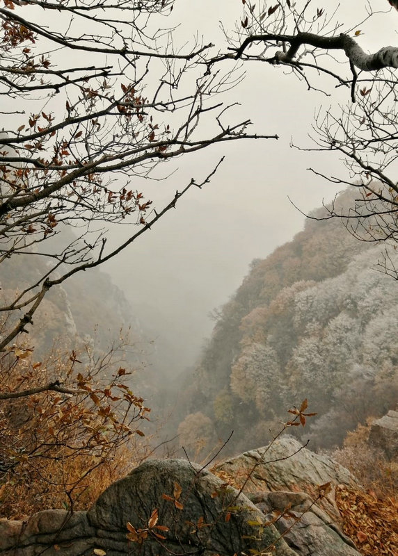 【河南供稿】河南登封：小雪曼舞嵩山望都峰