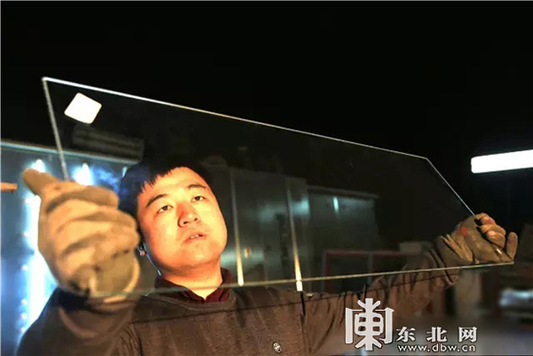 哈尔滨企业“真空玻璃”比普通版提升10倍保温性能