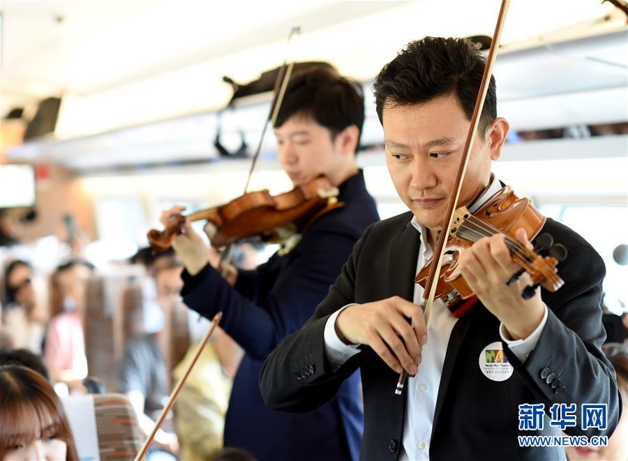 小提琴奏响“复兴号”京津列车