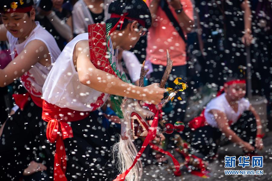 澳门举办传统舞醉龙活动