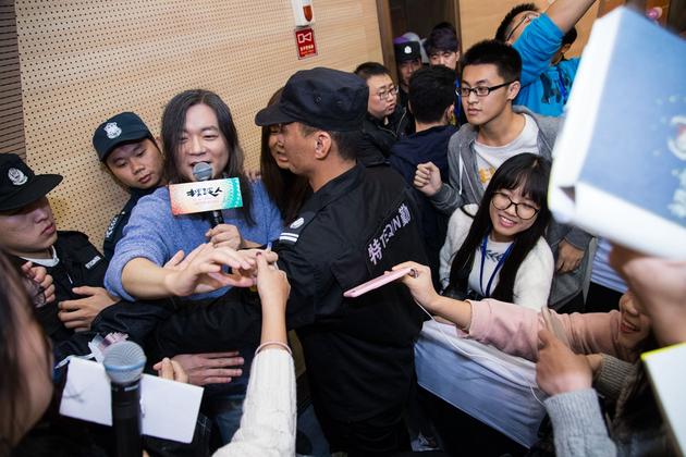 《摆渡人》张嘉佳暖心带你走出人生"隧道"