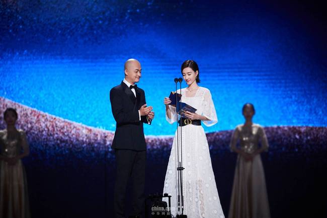 王麗坤亮相金雞獎閉幕式 為最佳戲曲片開獎