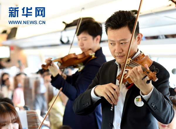 小提琴奏响“复兴号”京津列车（图）