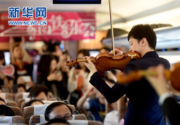 小提琴奏响“复兴号”京津列车（图）